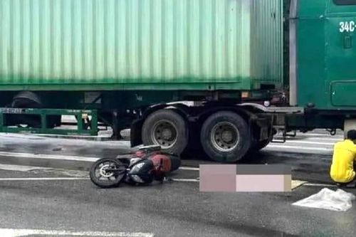 Va chạm với container, 2 ông cháu thương vong ở Nghệ An