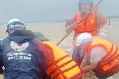 Mưa lũ kéo dài ở Thừa Thiên-Huế, 2 người tử vong