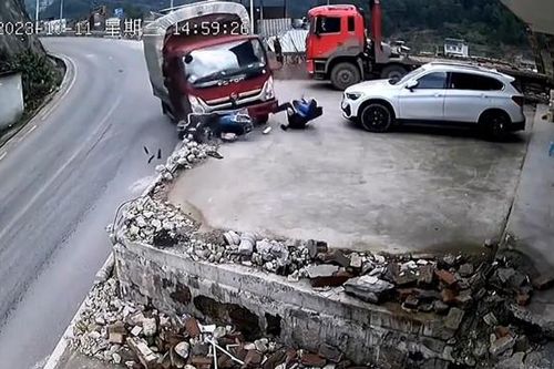 Xe tải mất kiểm soát khi đổ dốc cua, kéo lê người lái xe máy rồi lao vào nhà dân