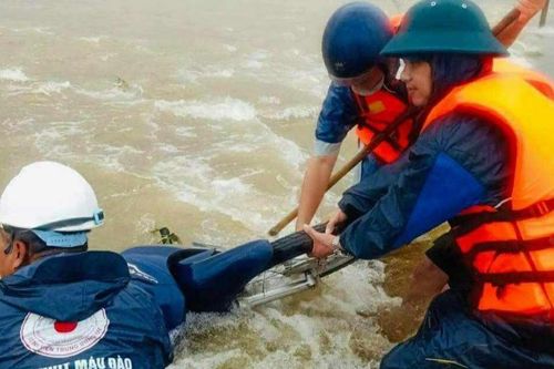 Cứu sống 2 mẹ con bị lũ cuốn khi qua đoạn đường ngập sâu