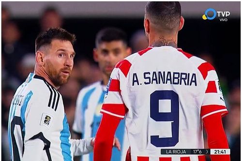 Cầu thủ 'phun mưa' vào người Messi đang gây nhiều tranh cãi là ai?