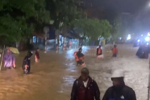Chùm ảnh: Người dân Đà Nẵng chật vật trong dòng nước lụt