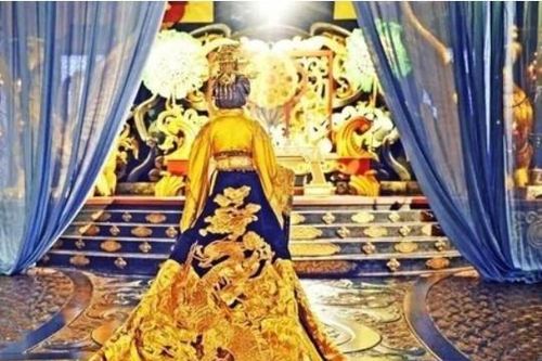 Địch Nhân Kiệt thuyết phục Võ Tắc Thiên từ bỏ 'nam sủng', nữ đế cho xem 2 thứ kỳ lạ, tể tướng bái phục