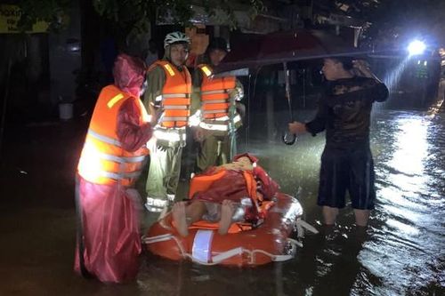 Đà Nẵng: Trắng đêm ngâm mình trong nước giúp dân 'chạy lụt'