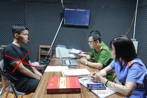 Hack tài khoản, phát tán clip 'tự sướng' của người yêu cũ