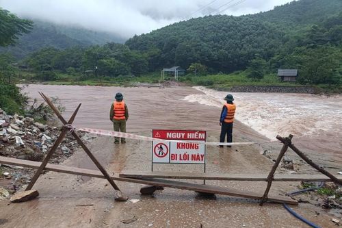 Miền Trung cảnh báo rủi ro thiên tai cấp 4 do mưa lớn, áp thấp chuyển hướng vào miền Trung