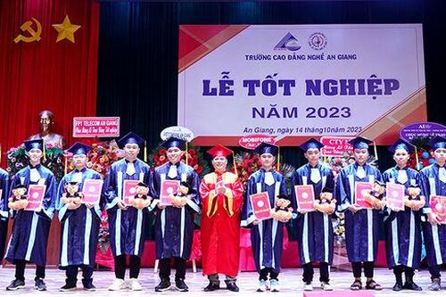 Trường Cao đẳng Nghề An Giang trao bằng tốt nghiệp cho 189 tân kỹ sư, cử nhân
