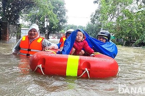 Quận Liên Chiểu kịp thời cứu 12 người mắc kẹt trong mưa ngập