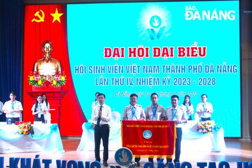 Xây dựng Hội Sinh viên vững mạnh về chính trị, làm nòng cốt cho phong trào sinh viên