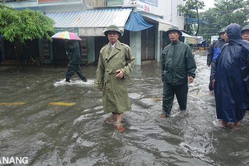 Bí thư Thành ủy Nguyễn Văn Quảng kiểm tra các điểm ngập úng