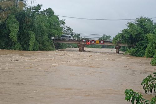 Mưa lớn kéo dài làm ngập sâu và chia cắt nhiều tuyến đường tại huyện Hòa Vang