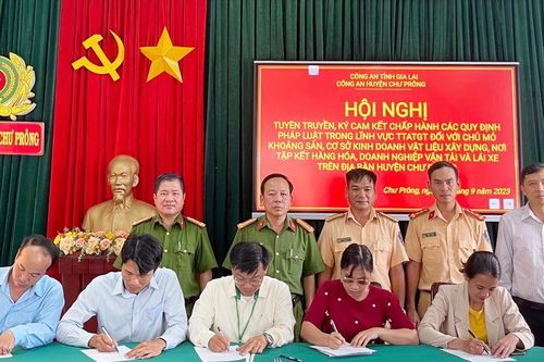 Doanh nghiệp vận tải cam kết chấp hành pháp luật về giao thông