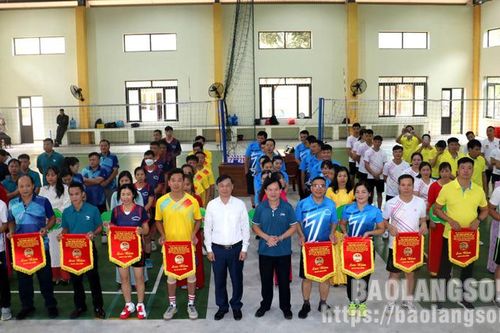 Gần 100 vận động viên tham gia giải bóng chuyền hơi chào mừng thành công Đại hội đại biểu Hội Nông dân tỉnh lần thứ X