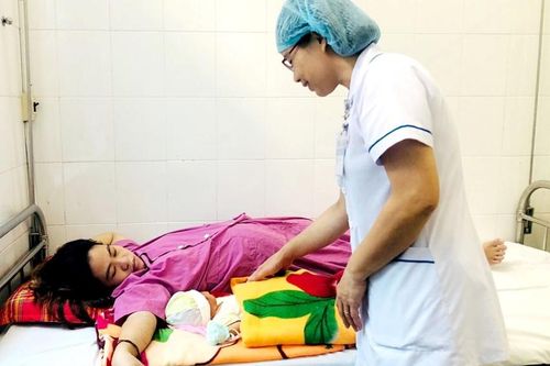 Hai bà mẹ vượt lũ sinh con an toàn ở Phong Điền