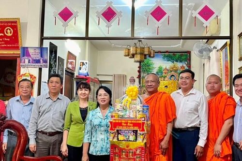 Lãnh đạo Ủy ban MTTQVN TP.HCM thăm, chúc mừng lễ Sene Đôn-ta