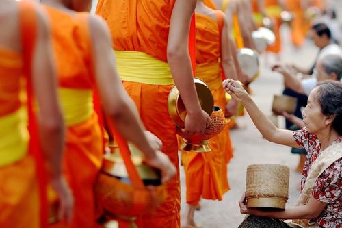 Phải chăng cúng dường nhiều phước, bố thí ít phước?