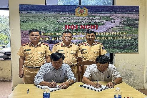 Nhiều doanh nghiệp cam kết vận chuyển khoáng sản đúng thời gian theo cam kết với Công an tỉnh Quảng Nam