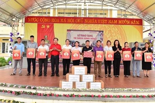 Công đoàn Báo Đại biểu Nhân dân trao tặng 10 tủ sách cho huyện Bảo Lâm, Cao Bằng