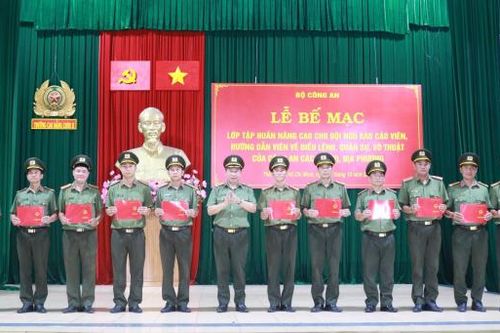 Bế mạc tập huấn nâng cao báo cáo viên, hướng dẫn viên điều lệnh CAND