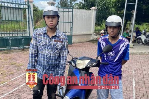 Dùng sơn vẽ quảng cáo trang cờ bạc online lên ghế đá để lấy tiền công