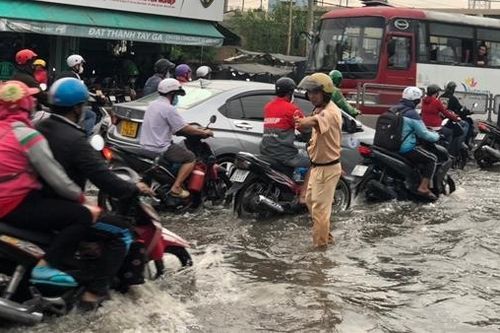 Triều cường dâng cao, CSGT lội nước điều tiết giao thông