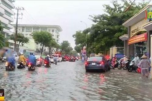 Đà Nẵng sơ tán 2300 người ra khỏi vùng lũ trong đêm