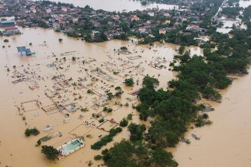 Vùng áp thấp gây mưa dông, lốc xoáy trên biển; miền Trung tiếp tục mưa lớn