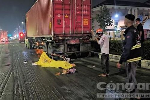 Nam công nhân chạy xe máy vào làn ôtô, tông đuôi xe container tử vong