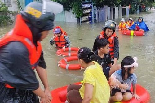 Công an trắng đêm dầm mình trong nước giúp người dân đến nơi an toàn