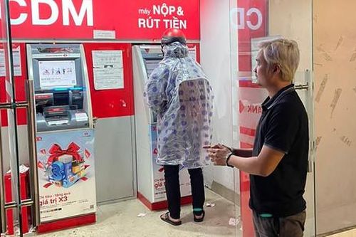 Dùng thủ thuật tinh vi lấy cắp mã giao dịch của người dân tại máy ATM để chiếm đoạt tiền