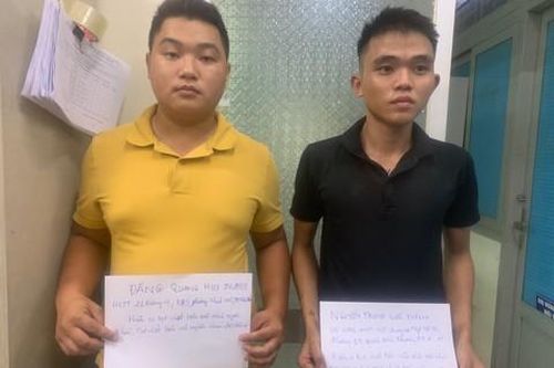 TPHCM: Buộc 2 thanh niên lau chùi sạch số huyết heo tạt vào nhà dân để đòi nợ