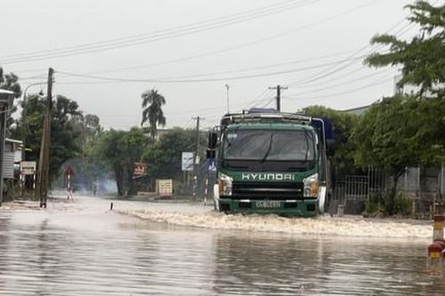 Quảng Nam: Mưa lớn gây ngập lụt nhiều nơi, kè biển bị sóng quật tan hoang