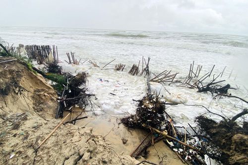 Mưa to, sóng lớn phá tan hoang kè chắn sóng, 'ngoạm' cả trăm mét bờ biển Hội An