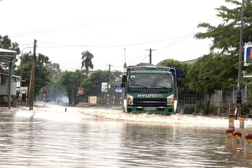Cận cảnh Quốc lộ 14H ở Quảng Nam chìm trong biển nước do mưa lớn