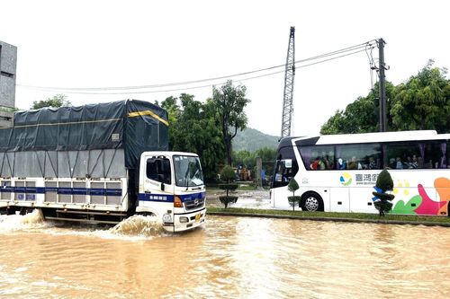 Đà Nẵng: Nhiều tuyến quốc lộ ngập sâu, phong tỏa đường lên Sơn Trà vì sạt lở