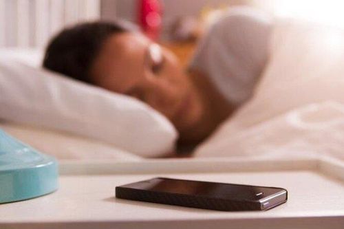 Khi đi ngủ nên bật điện thoại ở chế độ nào để giảm bức xạ?