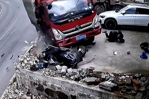 Xe tải kéo lê người đi xe máy, nạn nhân may mắn thoát nạn
