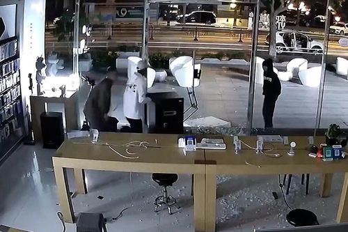 Nhóm 'đạo chích' phá cửa kính cửa hàng điện thoại