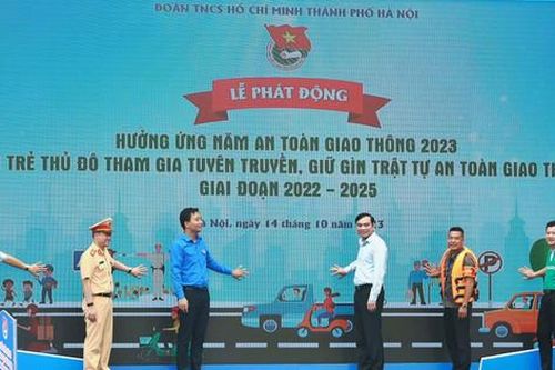 Ra mắt đội thanh niên tình nguyện tham gia bảo đảm an toàn giao thông