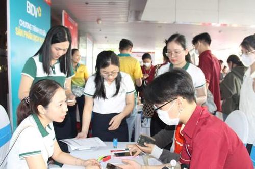 Hơn 3.000 sinh viên thành phố Hồ Chí Minh tham gia Ngày hội việc làm