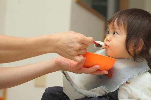 Những sai lầm bố mẹ dễ gặp phải khi cho trẻ ăn bổ sung