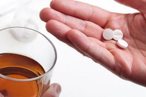 Uống thuốc tây với rượu có sao không?