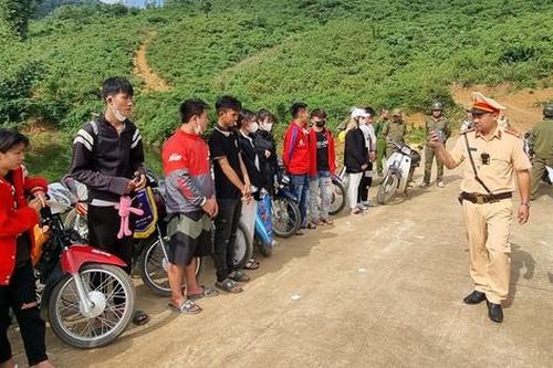Xử lý nhóm 'phượt thủ' hơn chục thanh thiếu niên đi xe máy không mũ bảo hiểm, che biển số