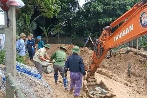 Hàng trăm người bốc đá gia cố bờ ngăn nước 'nuốt' nhà dân