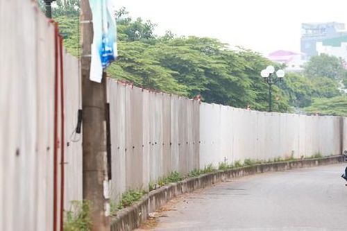 Cận cảnh khu vực rào bê tông chắn đường dân sinh được Hà Nội yêu cầu phá bỏ