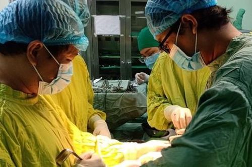 Cứu sống ngư dân bị tai nạn trên biển, lộ một đoạn ruột ra ngoài
