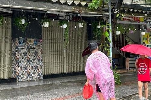 Đà Nẵng: Người dân tranh thủ dọn dẹp, rủ nhau bắt cá giữa đường sau trận mưa lớn