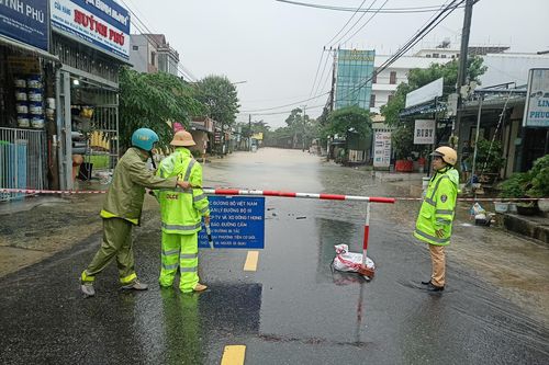 Hai người chết, 4.000 người phải sơ tán tránh nước lũ ở Trung bộ