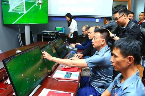 Phấn đấu 100% trận đấu V-League có VAR