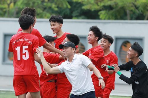 Ngày mở màn tưng bừng
